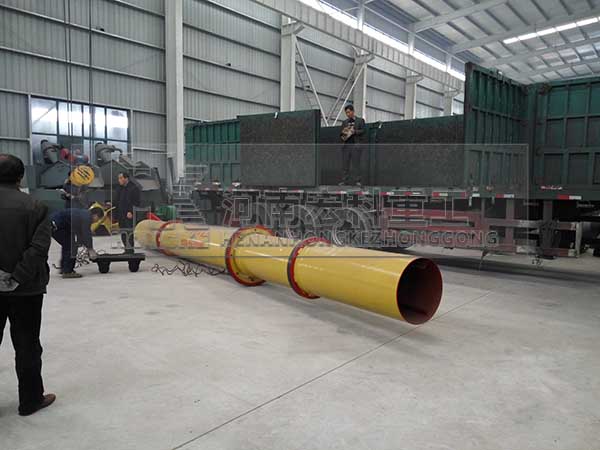 發(fā)往河北承德2m×8m雞糞烘干機裝貨現場